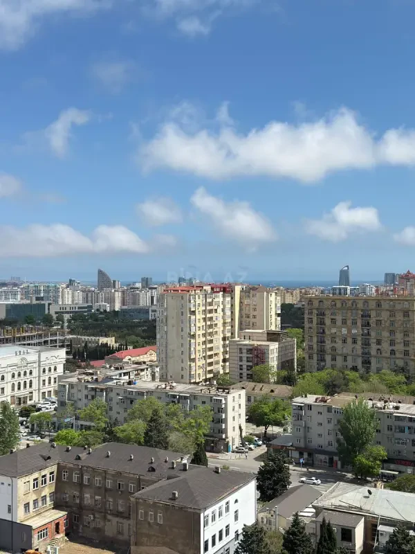 Satılır 4 otaqlı mənzil 205 m²