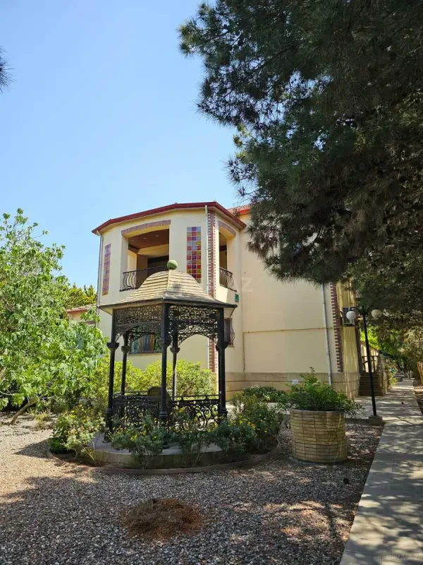 Satılır 4 otaqlı həyət evi 524 m²