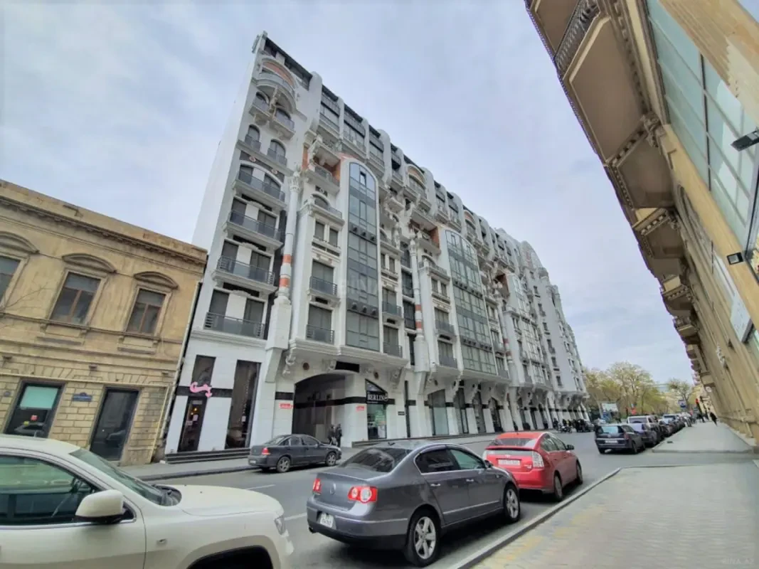 Kirayə verilir 4 otaqlı mənzil 220 m²