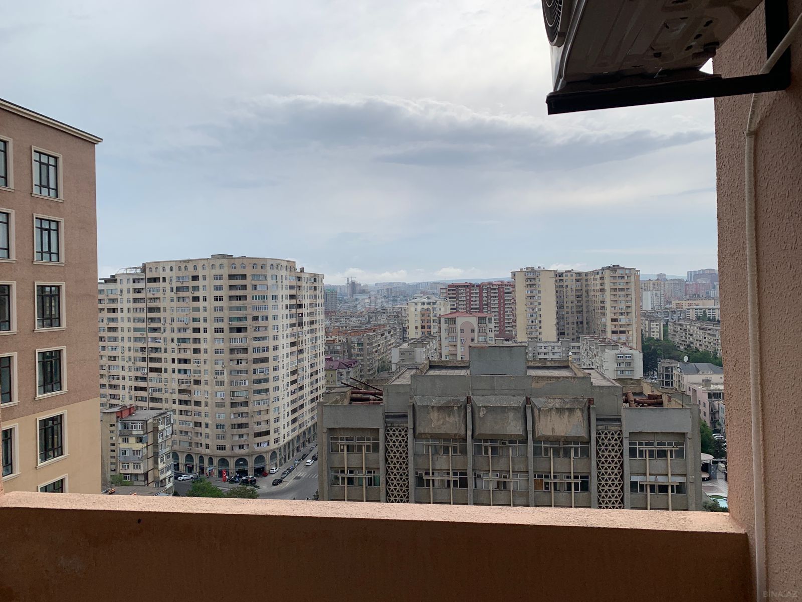 Satılır 2 otaqlı mənzil 67 m²