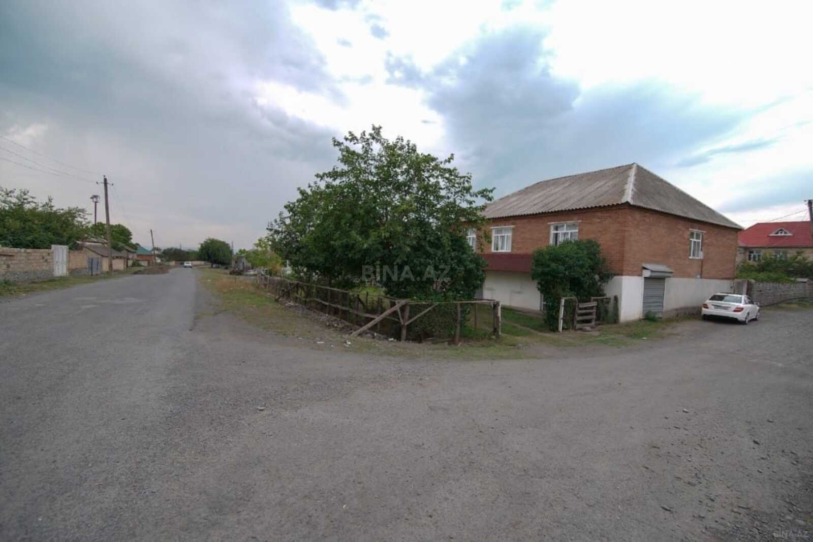 Satılır 7 otaqlı həyət evi 300 m²