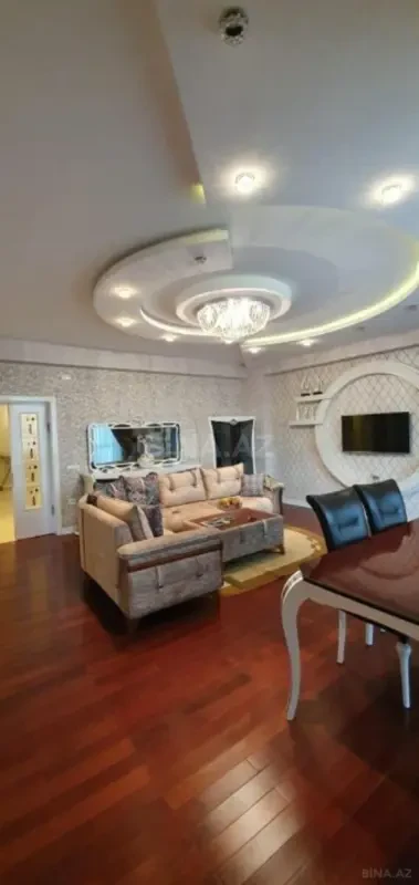 Satılır 4 otaqlı mənzil 190 m²