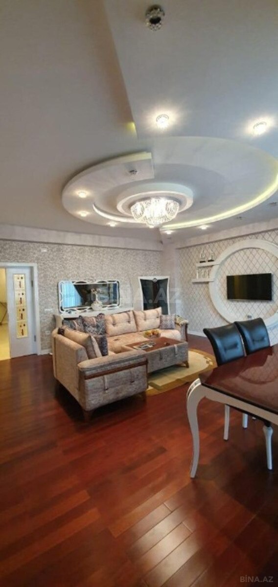 Satılır 4 otaqlı mənzil 190 m²