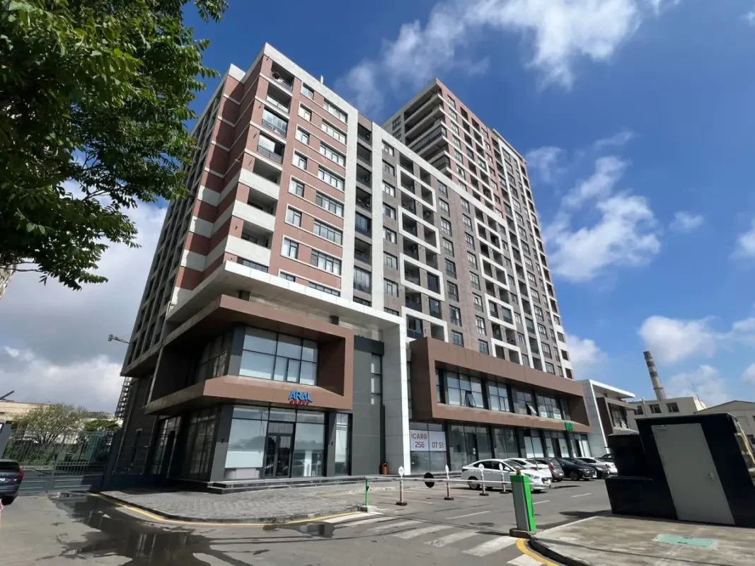Satılır 4 otaqlı mənzil 240 m²