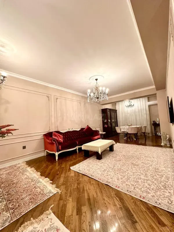 Satılır 2 otaqlı mənzil 108 m²