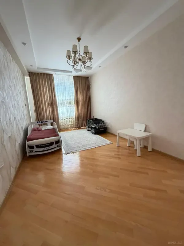 Satılır 3 otaqlı mənzil 131 m²
