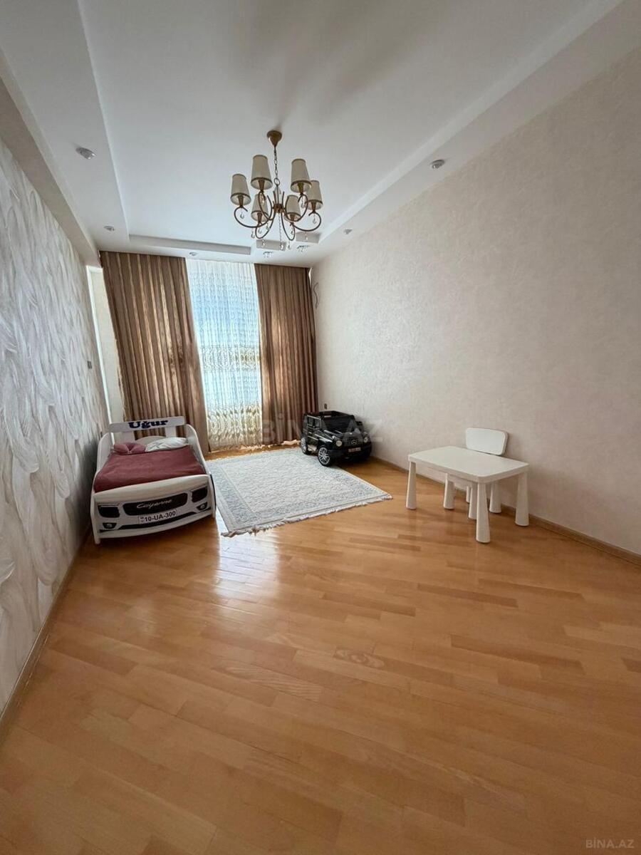 Satılır 3 otaqlı mənzil 131 m²
