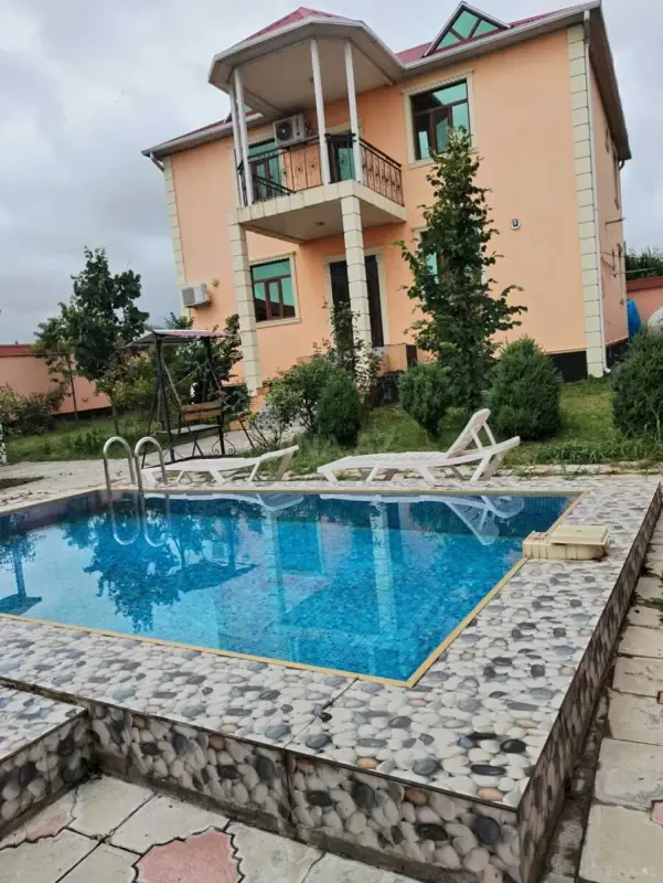 Kirayə verilir 7 otaqlı mənzil 220 m²