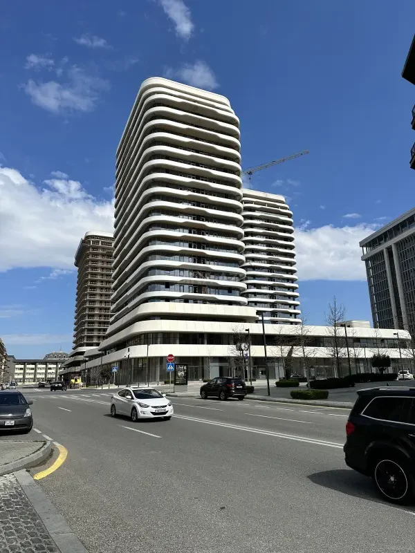 Satılır 4 otaqlı mənzil 225 m²