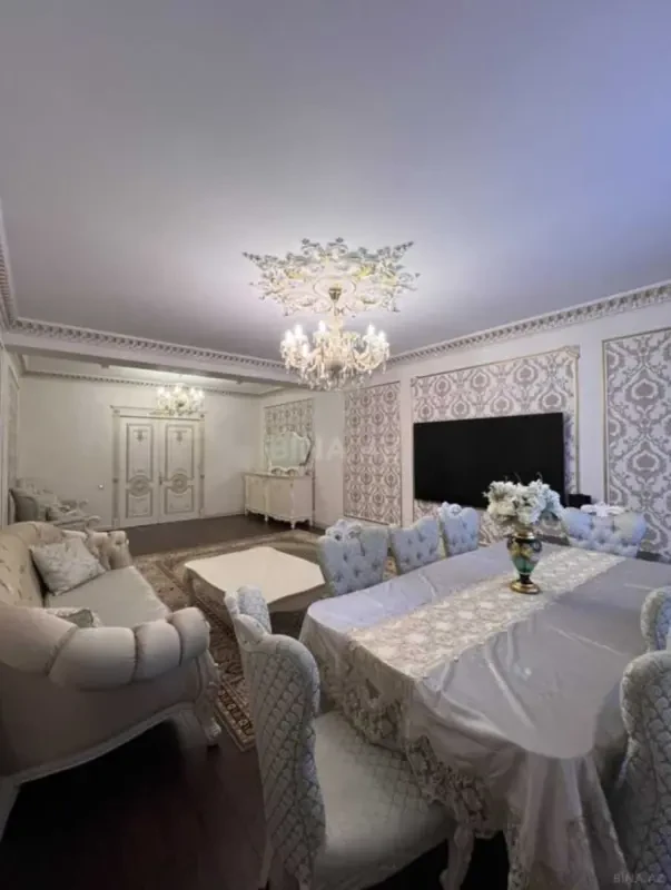 Satılır 4 otaqlı mənzil 215 m²