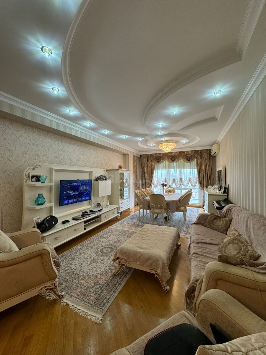 Satılır 3 otaqlı mənzil 138 m²