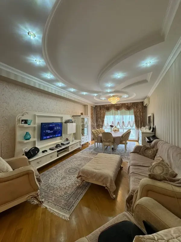 Satılır 3 otaqlı mənzil 138 m²