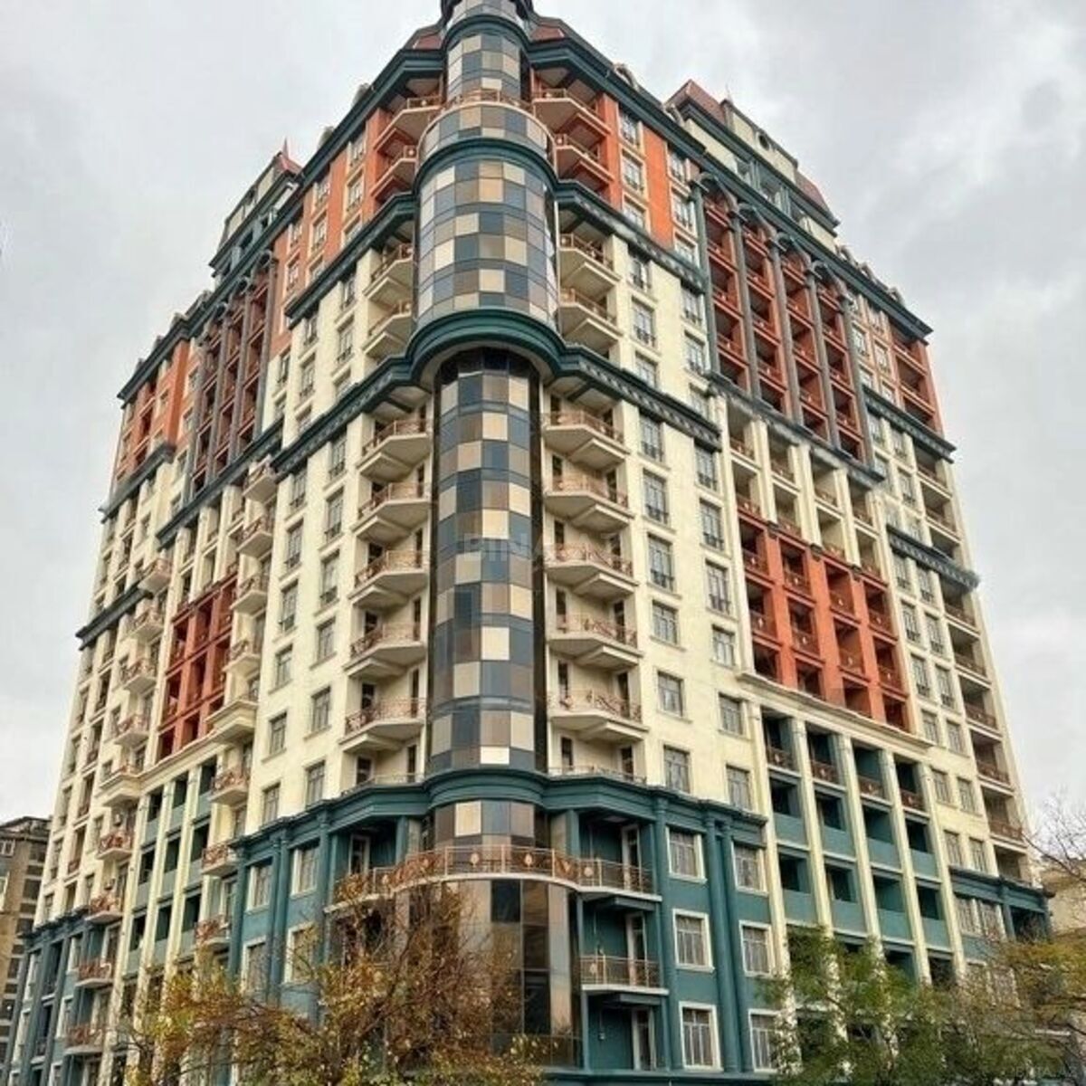 Satılır 4 otaqlı mənzil 155 m²