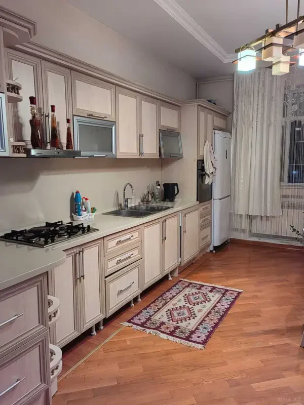 Kirayə verilir 2 otaqlı mənzil 130 m²