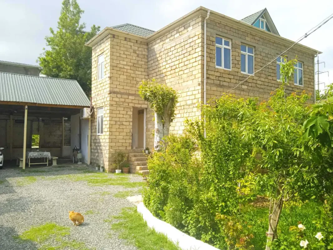 Satılır 9 otaqlı həyət evi 240 m²