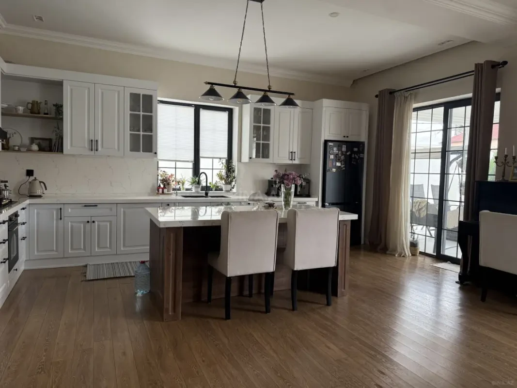 Satılır 5 otaqlı həyət evi 220 m²