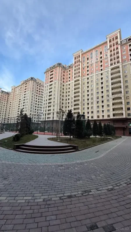 Satılır 3 otaqlı mənzil 130 m²
