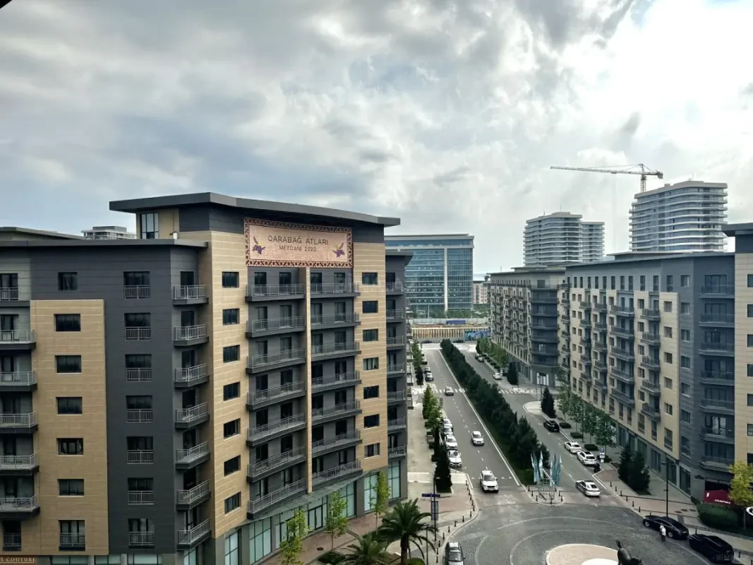 Satılır 6 otaqlı mənzil 246 m²