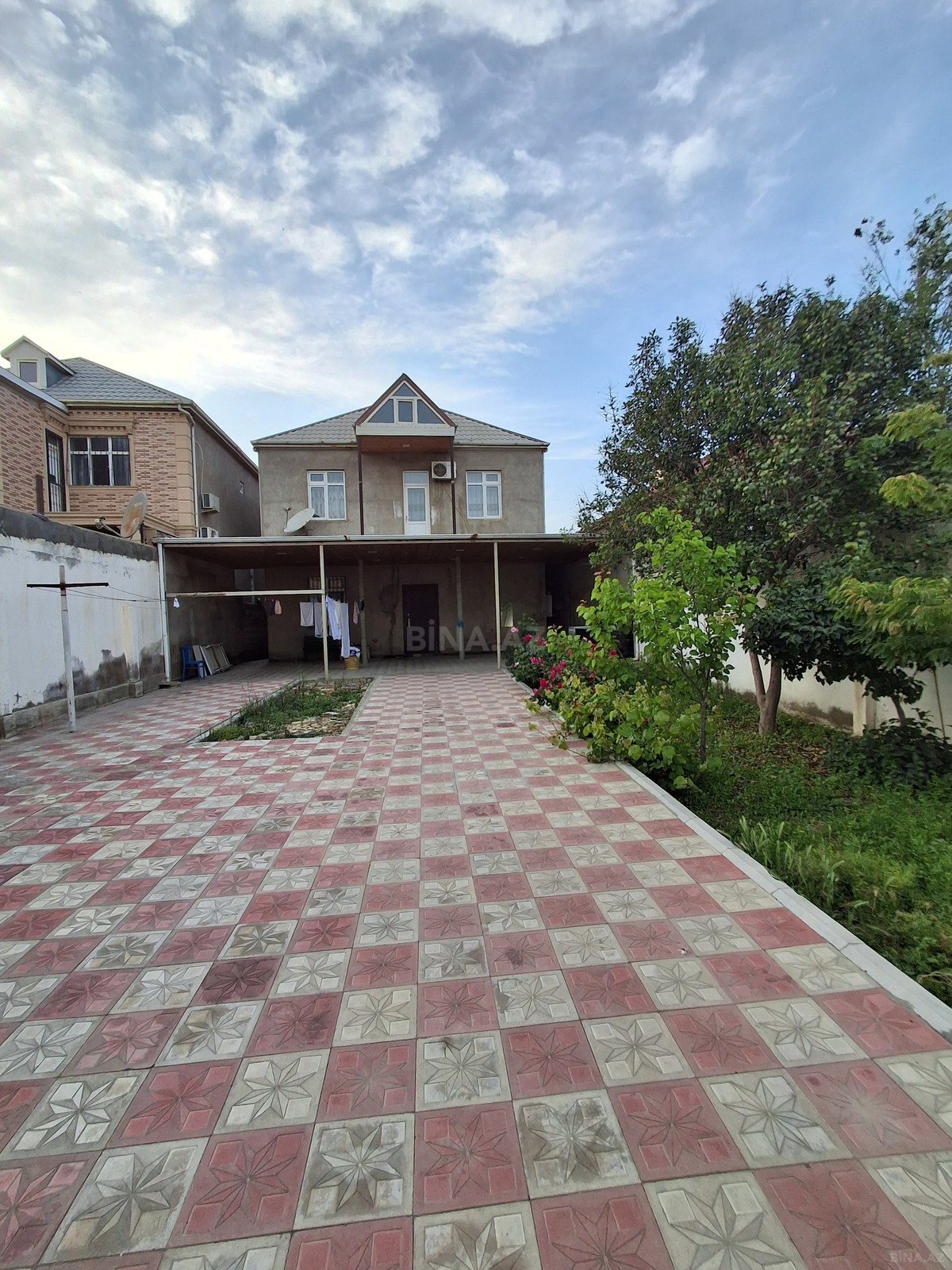 Satılır 4 otaqlı həyət evi 240 m²