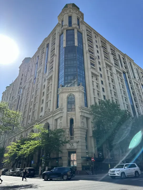 Satılır 7 otaqlı mənzil 424 m²