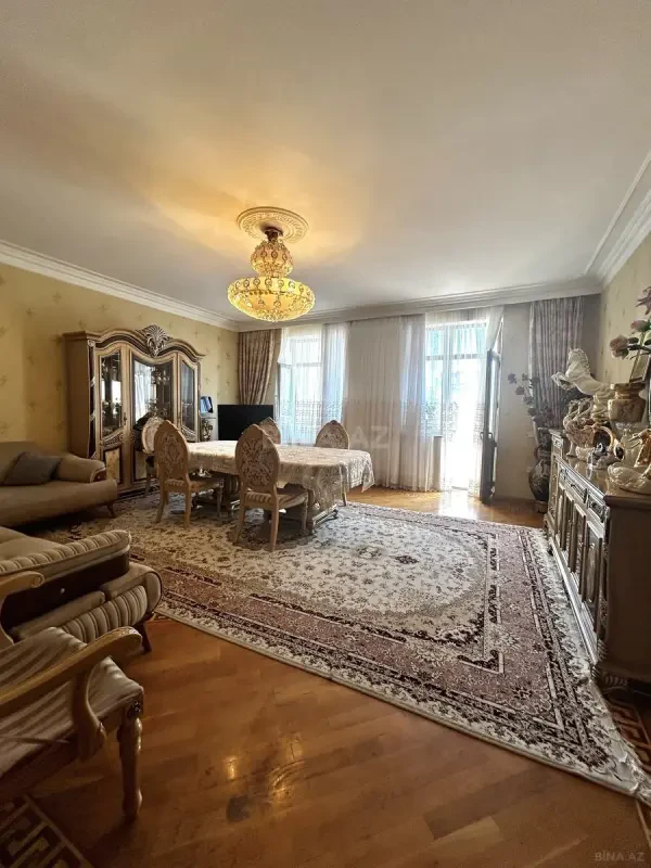 Satılır 5 otaqlı mənzil 200 m²