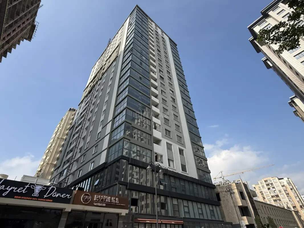 Satılır 4 otaqlı mənzil 202 m²