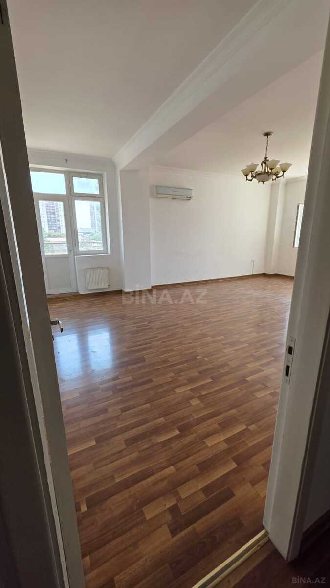 Satılır 3 otaqlı mənzil 135 m²