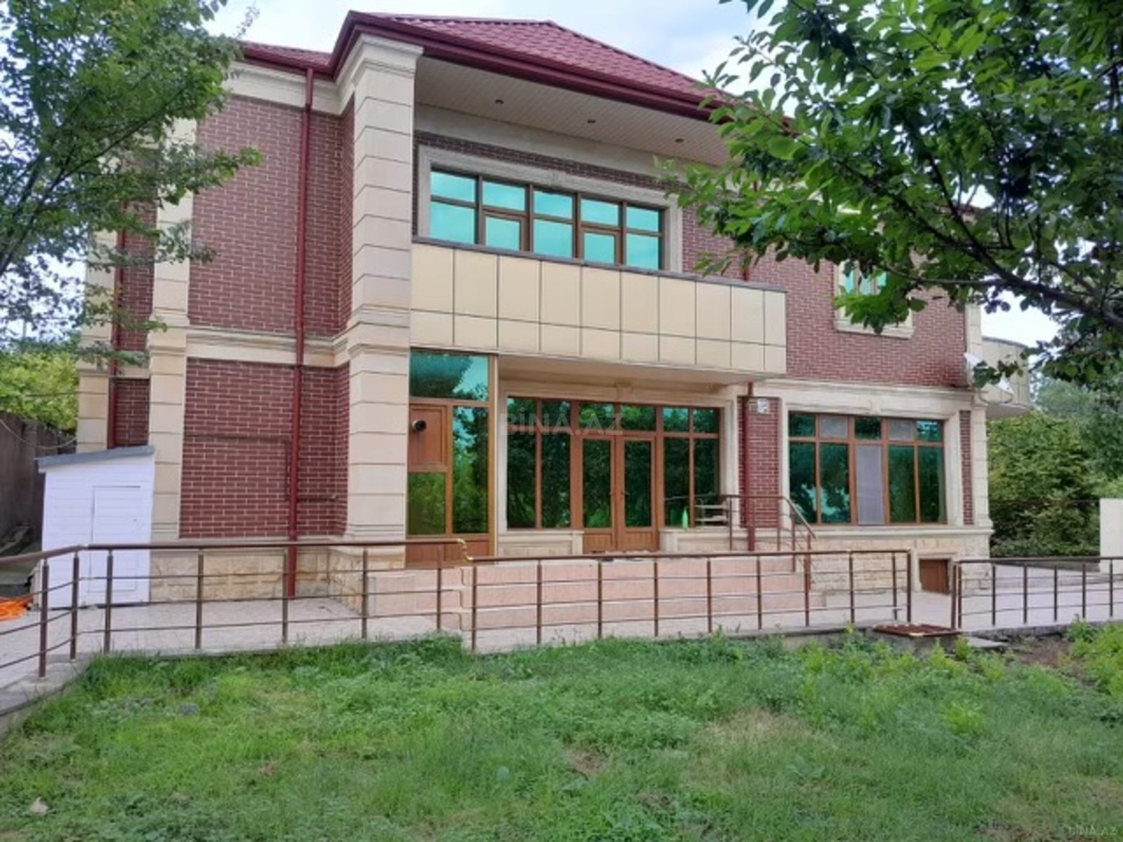 Satılır 8 otaqlı həyət evi 270 m²