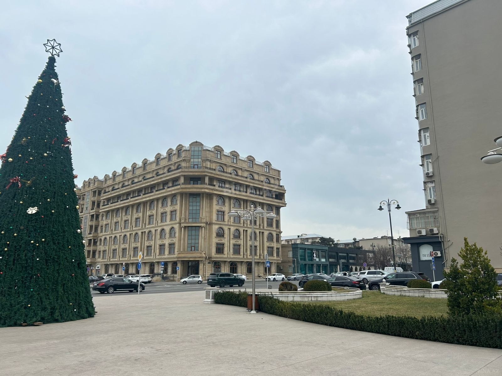 Satılır 5 otaqlı mənzil 178 m²