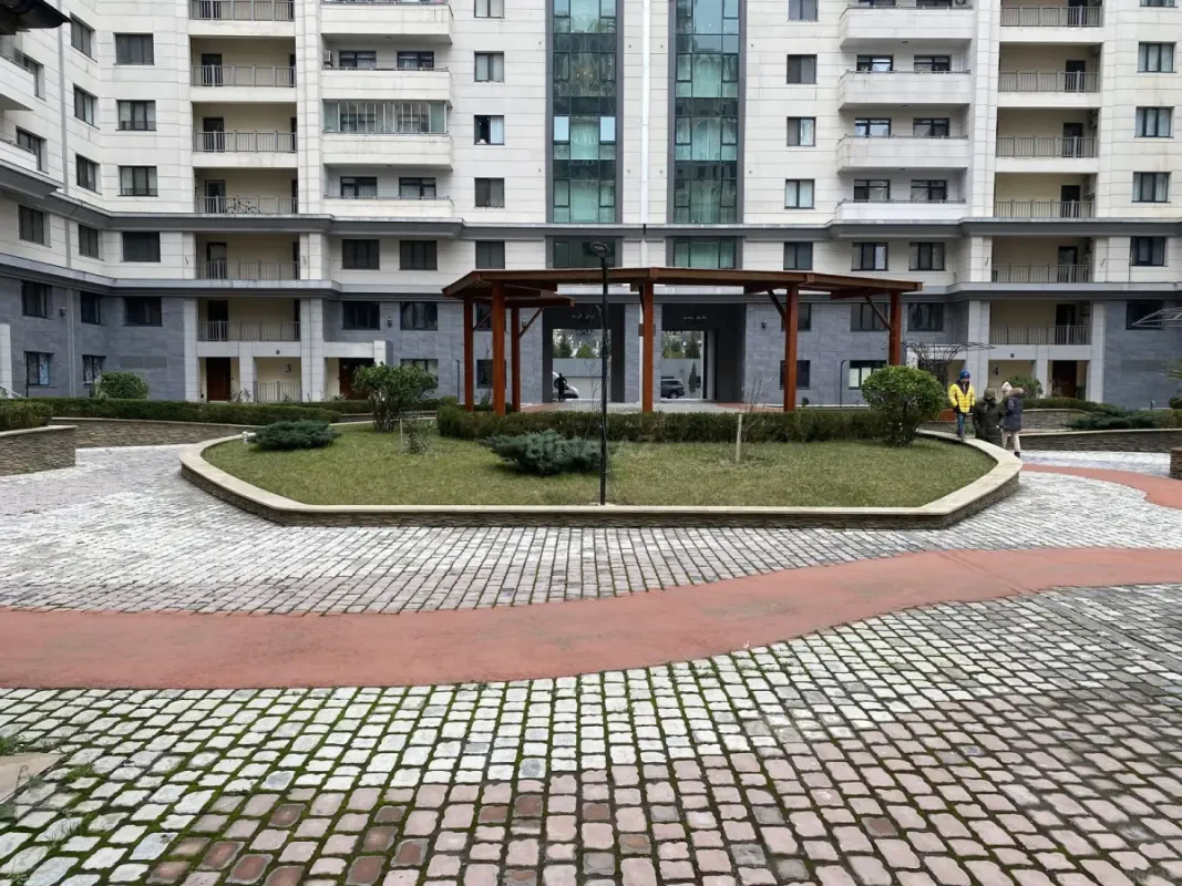 Satılır 4 otaqlı mənzil 232 m²