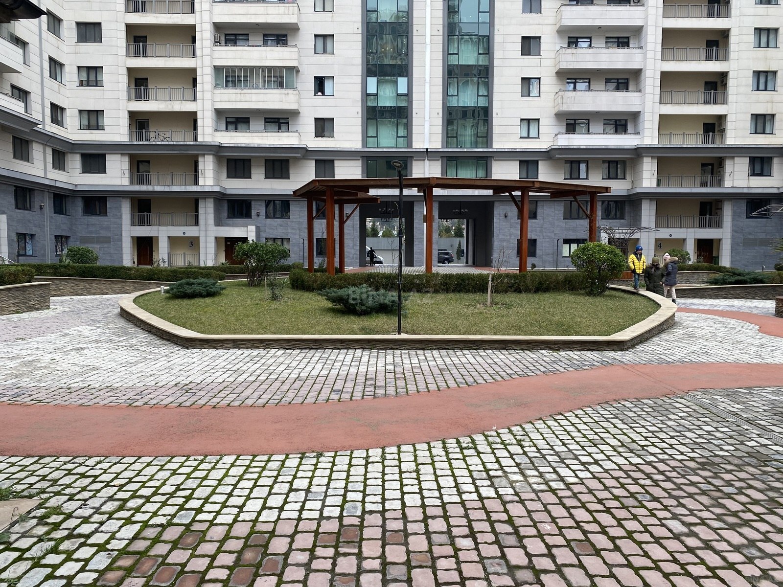 Satılır 4 otaqlı mənzil 232 m²