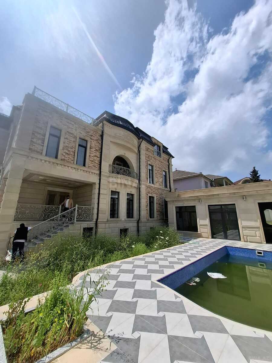 Satılır 8 otaqlı həyət evi 950 m²