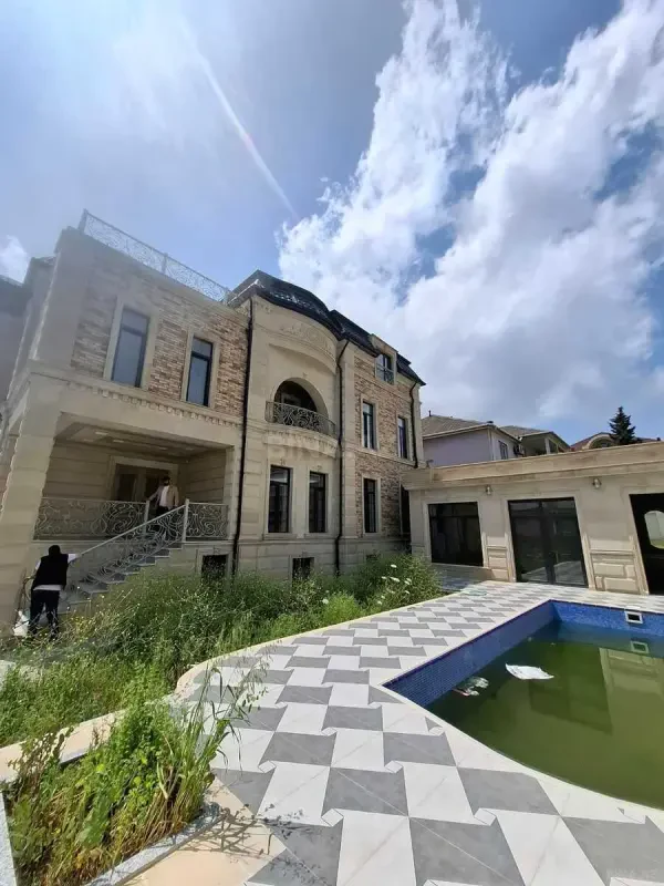 Satılır 8 otaqlı həyət evi 950 m²