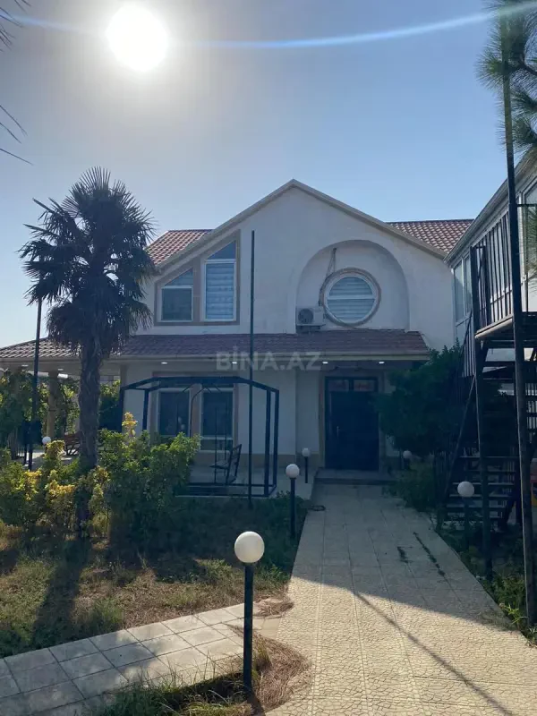 Satılır 9 otaqlı həyət evi 200 m²