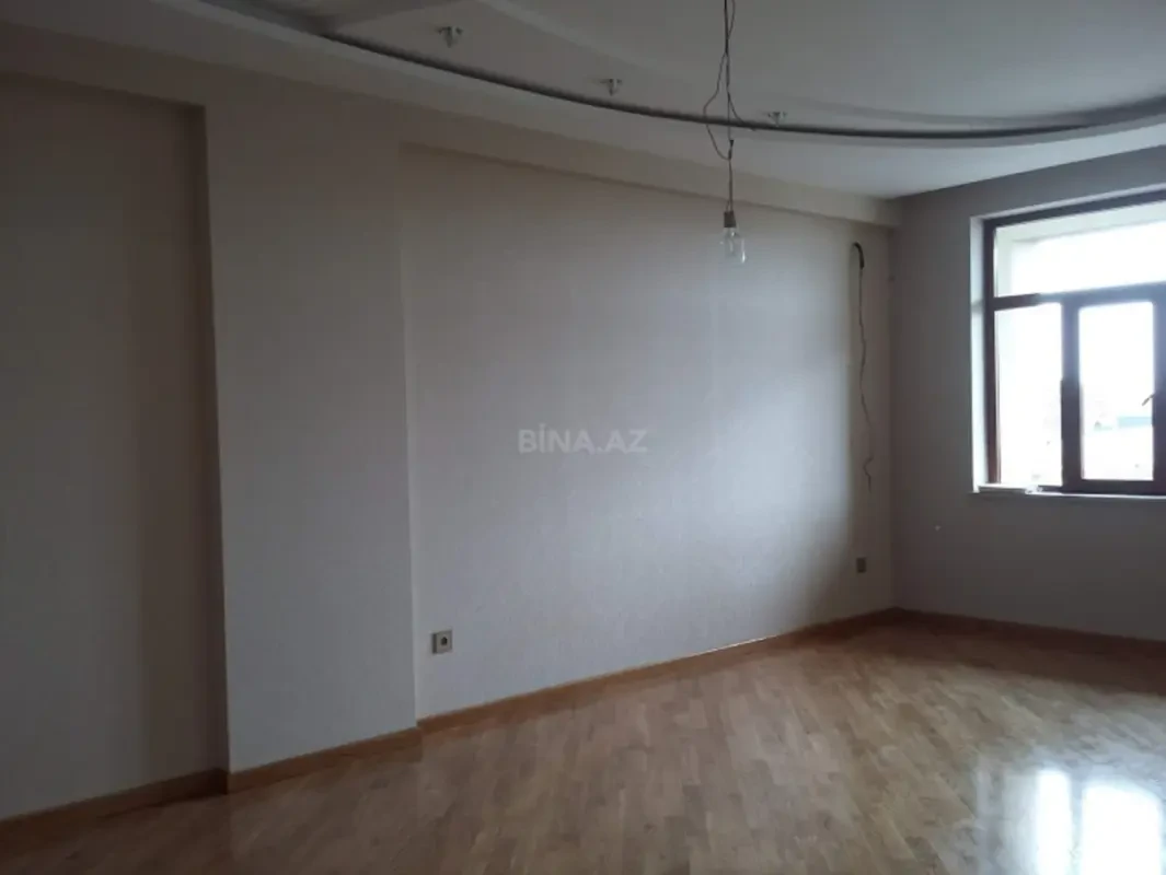 Satılır 4 otaqlı mənzil 190 m²