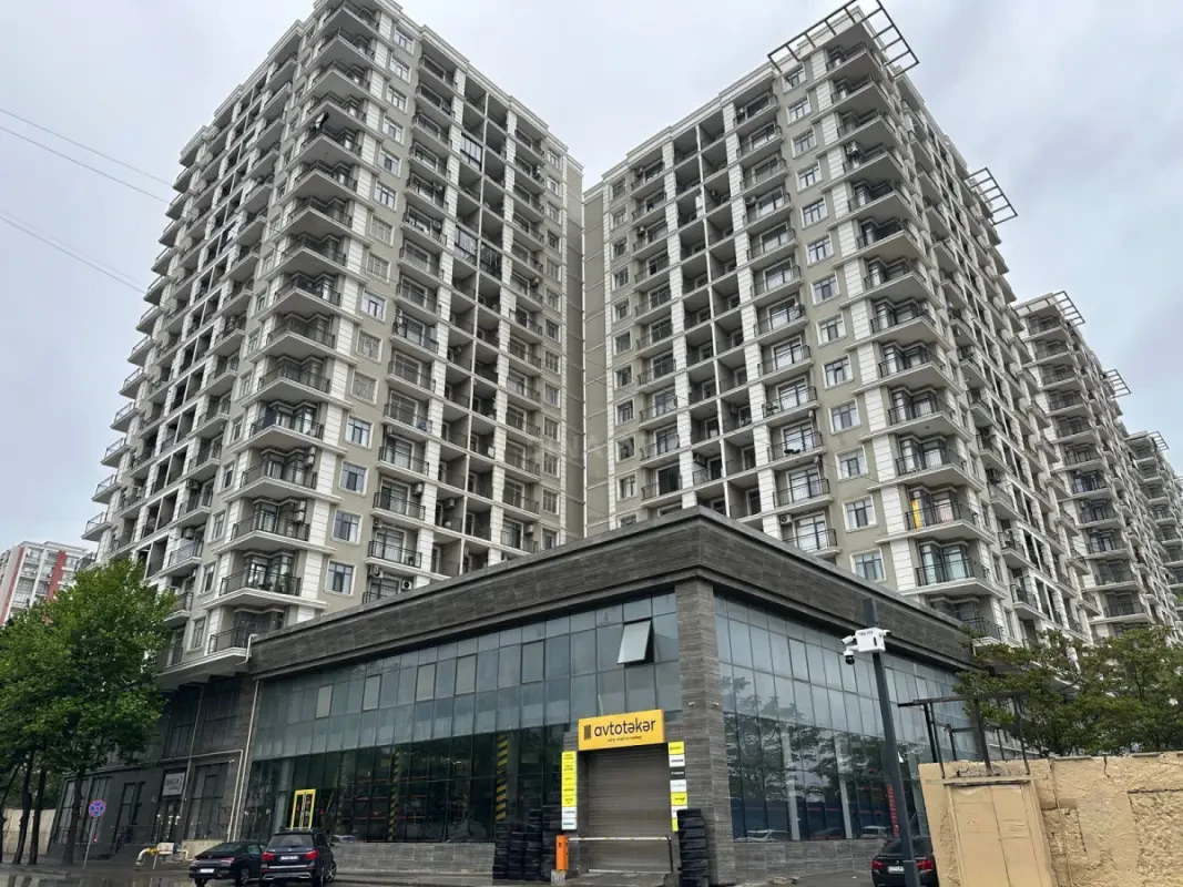 Satılır 4 otaqlı mənzil 181 m²