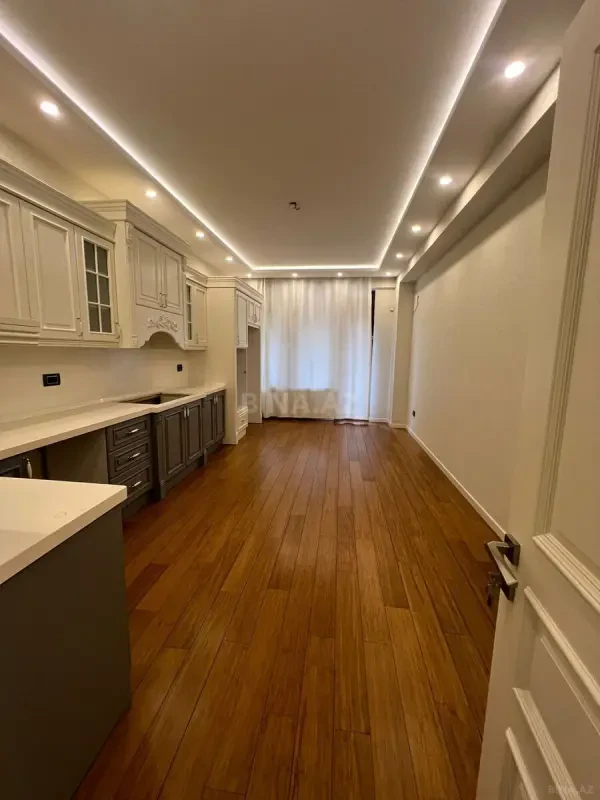 Satılır 4 otaqlı mənzil 195 m²