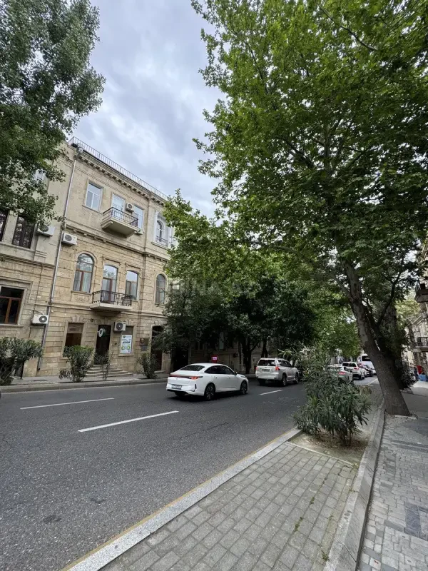 Satılır 5 otaqlı mənzil 250 m²