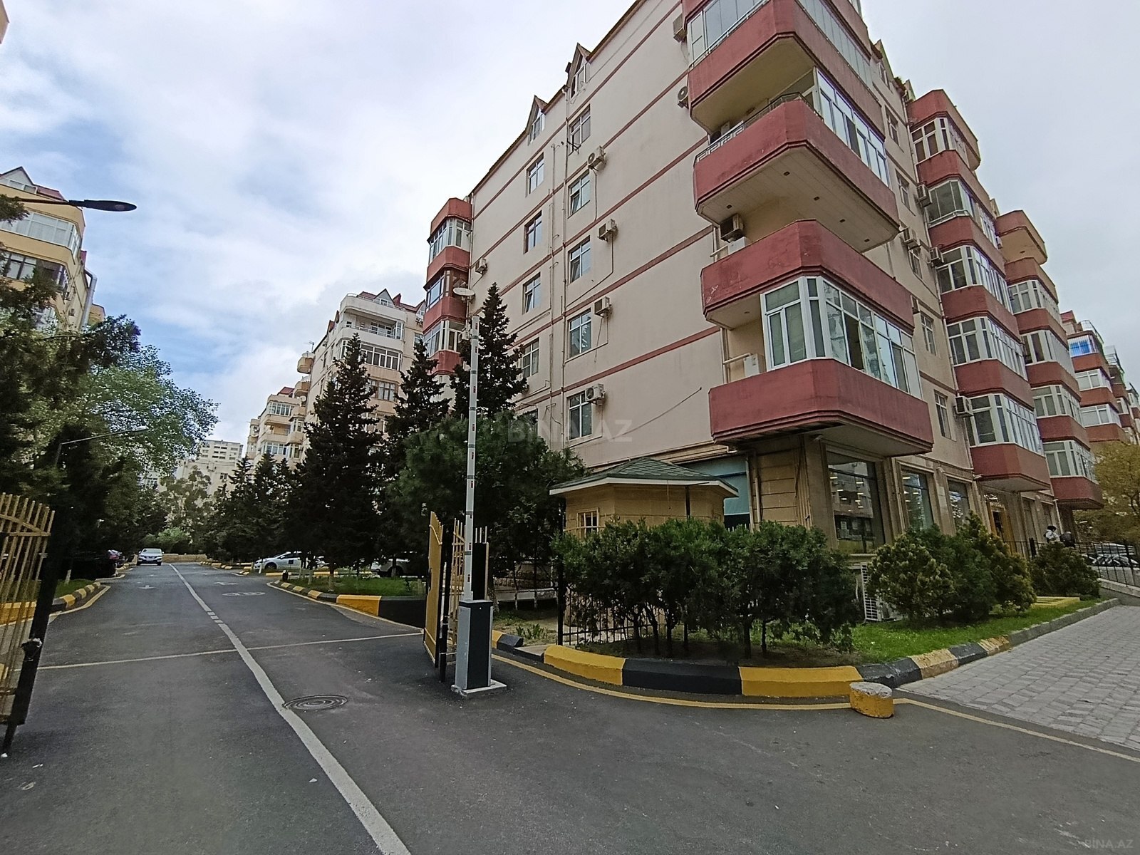 Satılır 3 otaqlı mənzil 145 m²