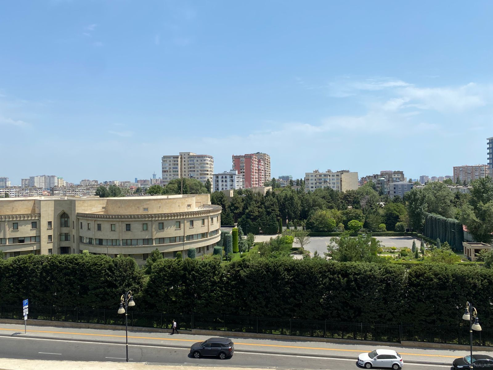 Satılır 4 otaqlı mənzil 180 m²