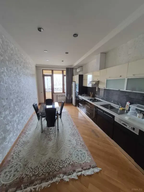 Kirayə verilir 4 otaqlı mənzil 222 m²