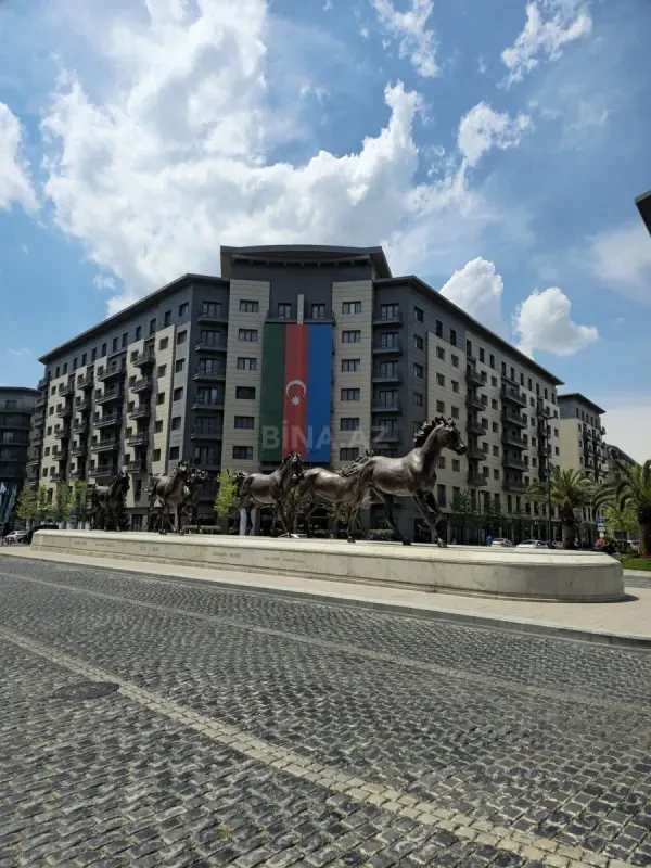 Satılır 4 otaqlı mənzil 135 m²