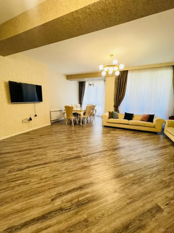 Satılır 4 otaqlı mənzil 200 m²
