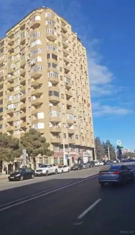 Satılır 4 otaqlı mənzil 180 m²
