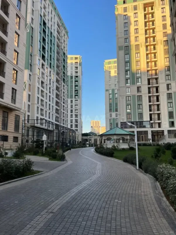 Satılır 4 otaqlı mənzil 219 m²