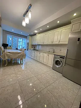 Satılır 10 otaqlı həyət evi 310 m² — Bakı, İnşaatçılar 10 otaq 310.00 m²