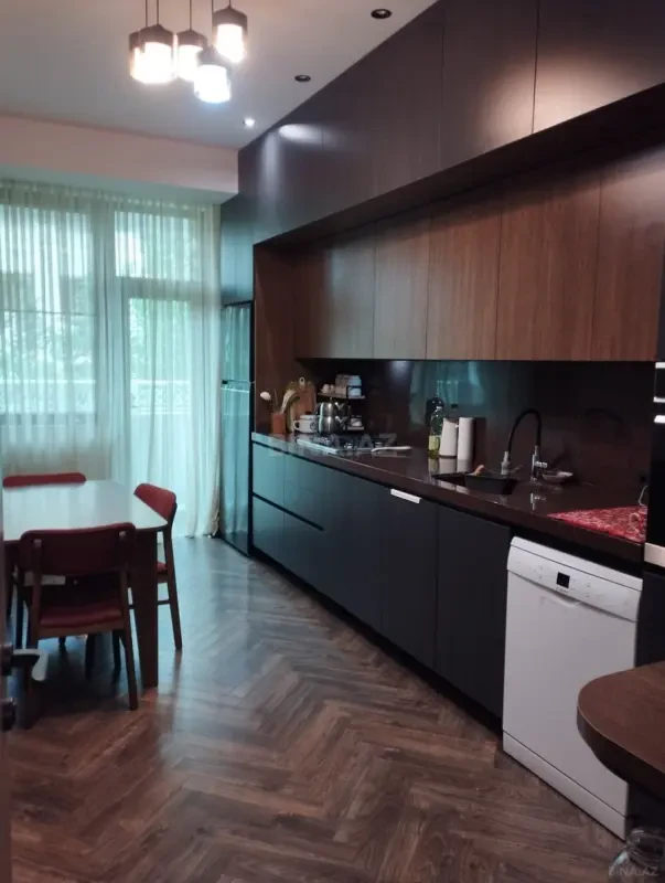 Kirayə verilir 3 otaqlı mənzil 130 m²