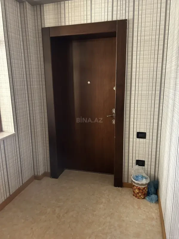 Satılır 7 otaqlı mənzil 242 m²