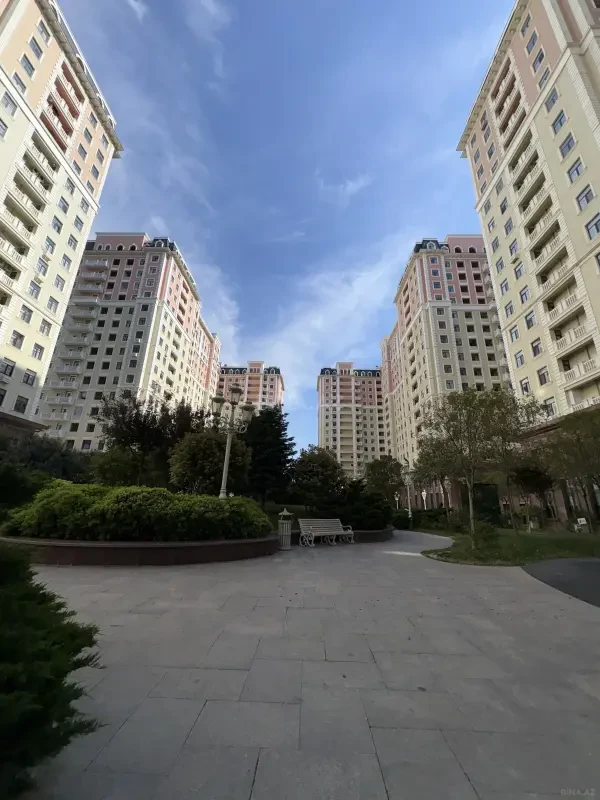 Satılır 4 otaqlı mənzil 210 m²