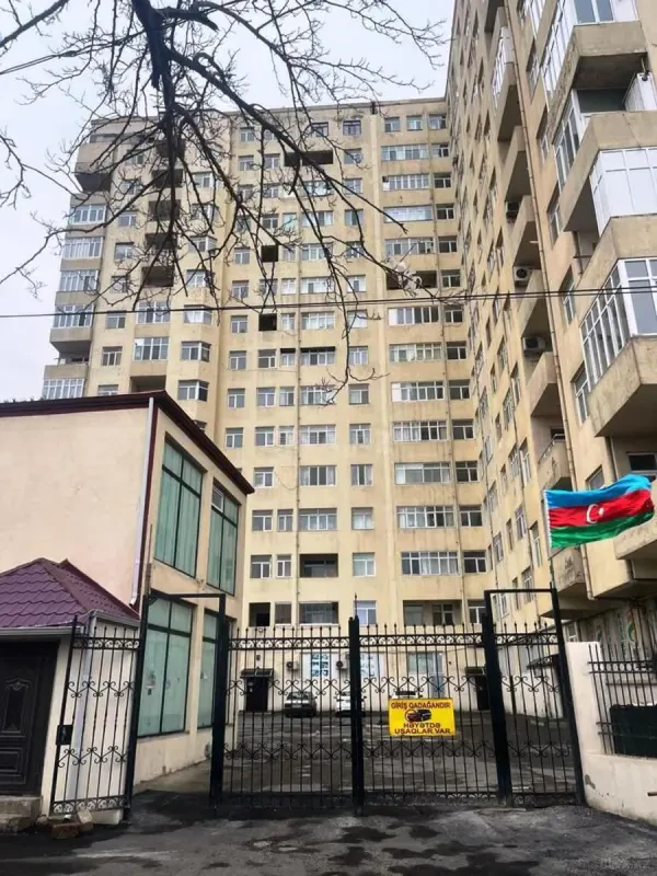 Satılır 3 otaqlı mənzil 132 m²